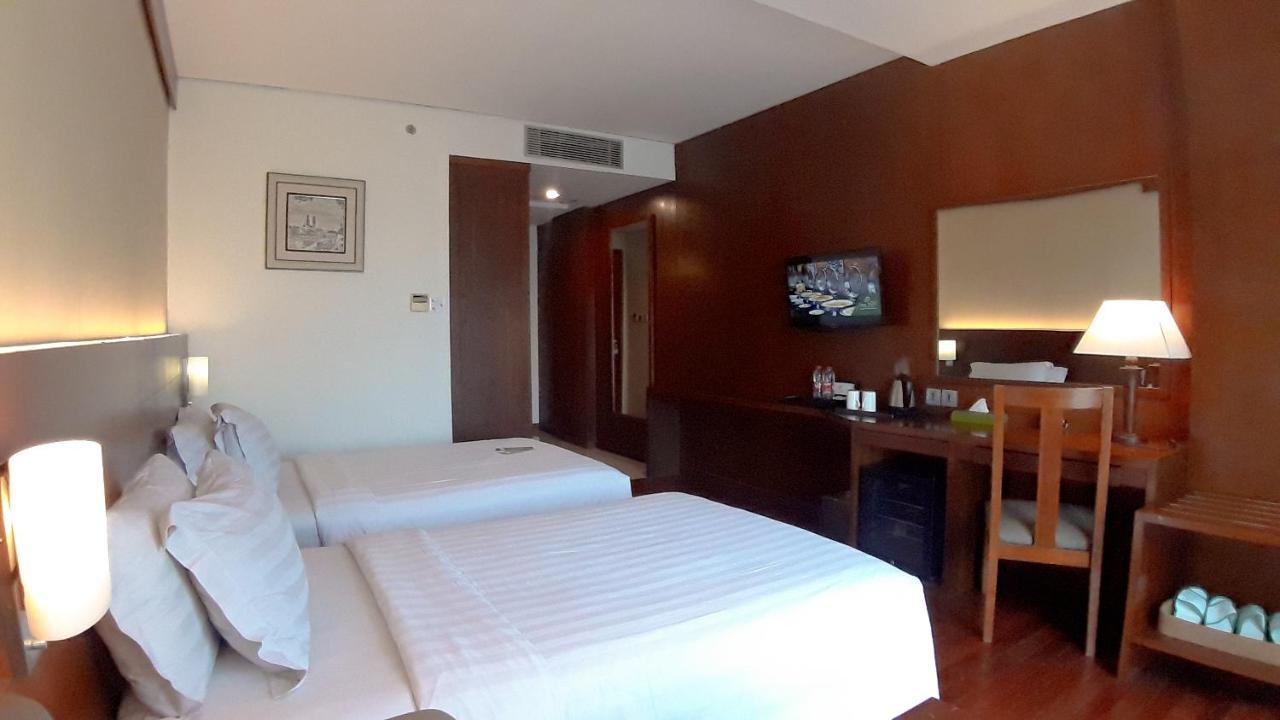 Oak Tree Emerald Hotel & Coventions Semarang Buitenkant foto
