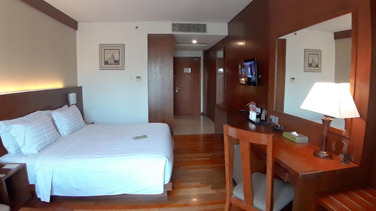 Oak Tree Emerald Hotel & Coventions Semarang Buitenkant foto