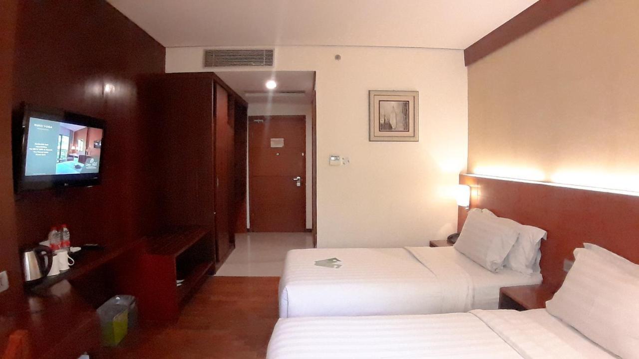 Oak Tree Emerald Hotel & Coventions Semarang Buitenkant foto