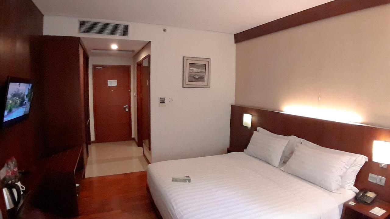 Oak Tree Emerald Hotel & Coventions Semarang Buitenkant foto