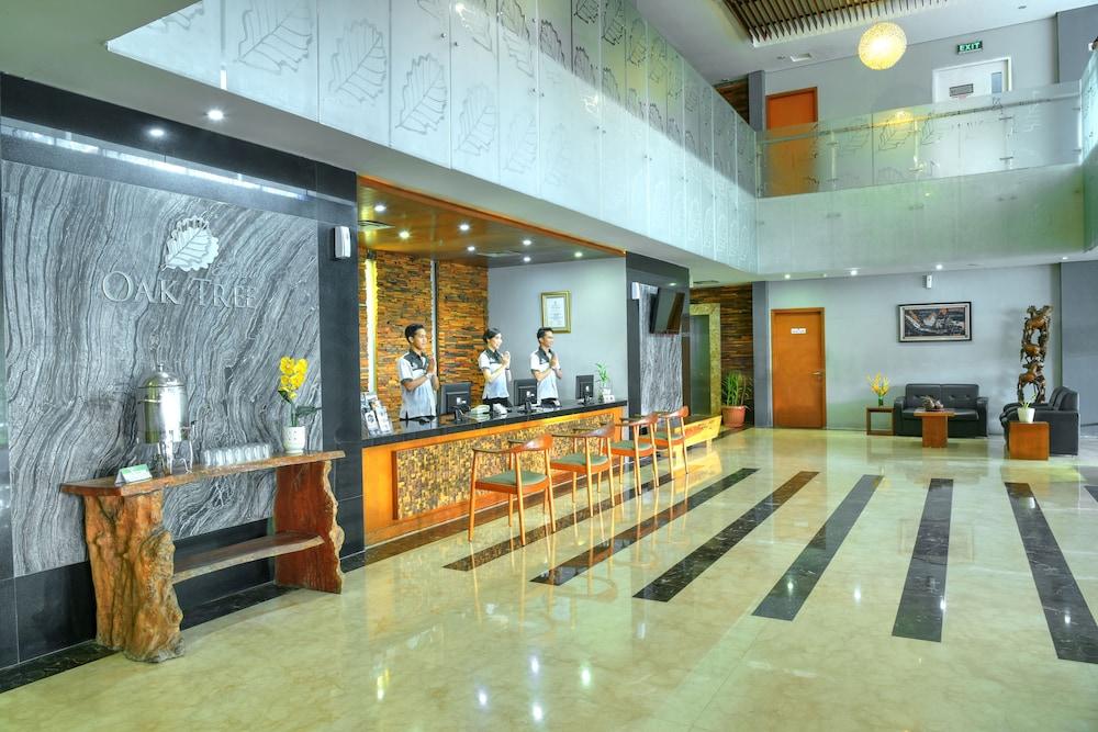Oak Tree Emerald Hotel & Coventions Semarang Buitenkant foto