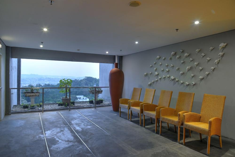 Oak Tree Emerald Hotel & Coventions Semarang Buitenkant foto
