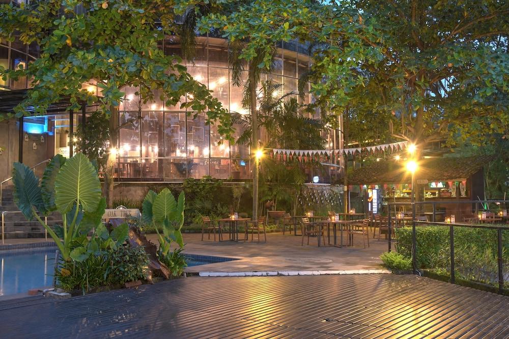 Oak Tree Emerald Hotel & Coventions Semarang Buitenkant foto