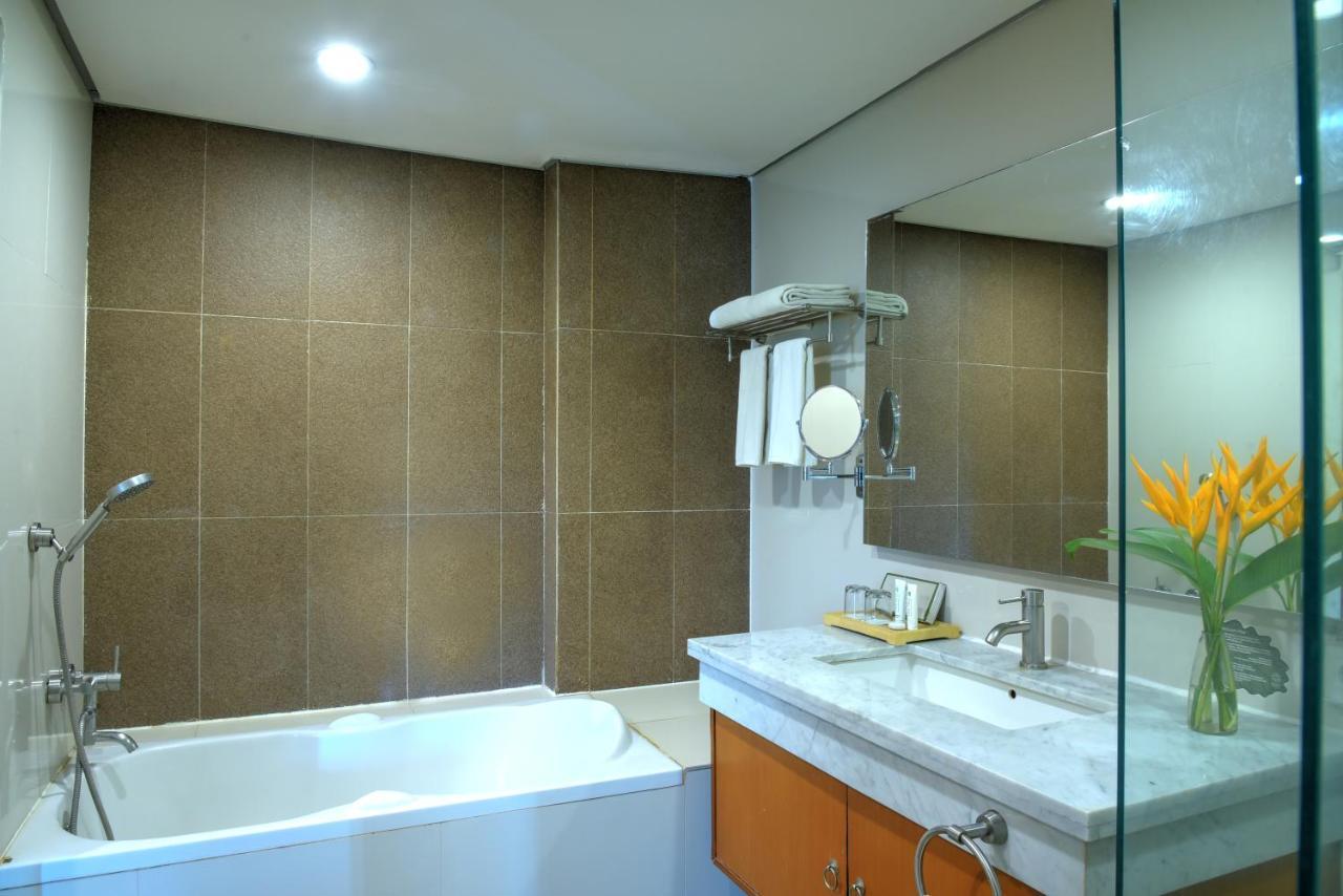 Oak Tree Emerald Hotel & Coventions Semarang Buitenkant foto