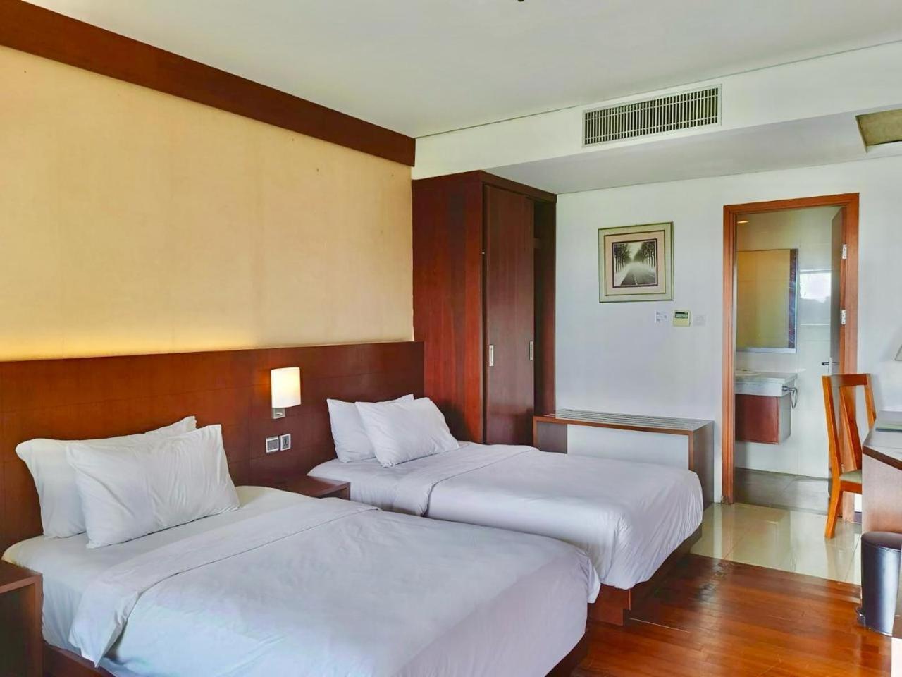 Oak Tree Emerald Hotel & Coventions Semarang Buitenkant foto