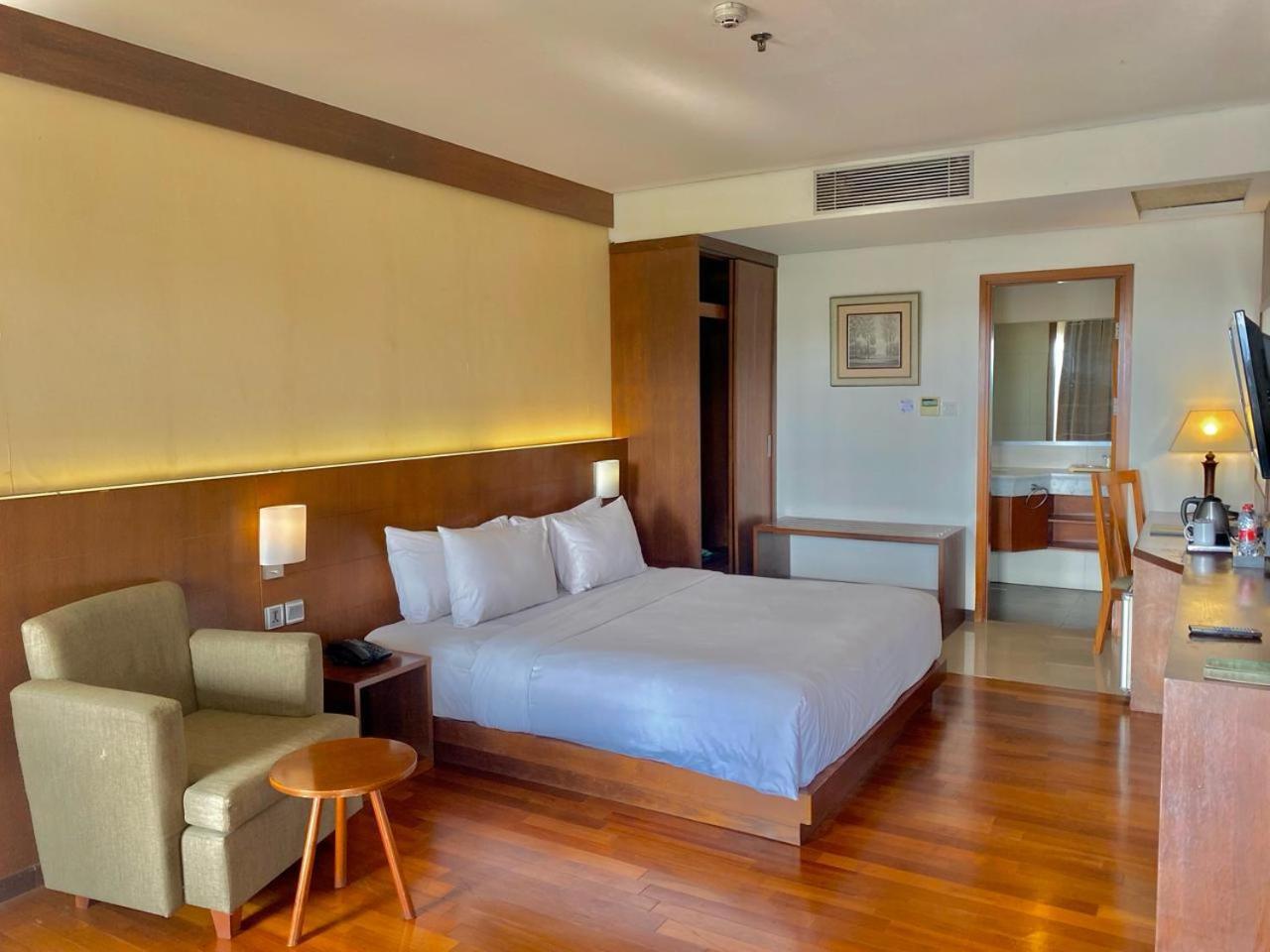 Oak Tree Emerald Hotel & Coventions Semarang Buitenkant foto