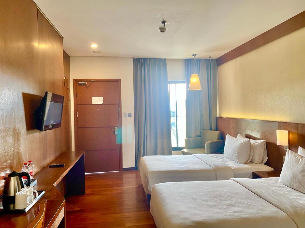 Oak Tree Emerald Hotel & Coventions Semarang Buitenkant foto