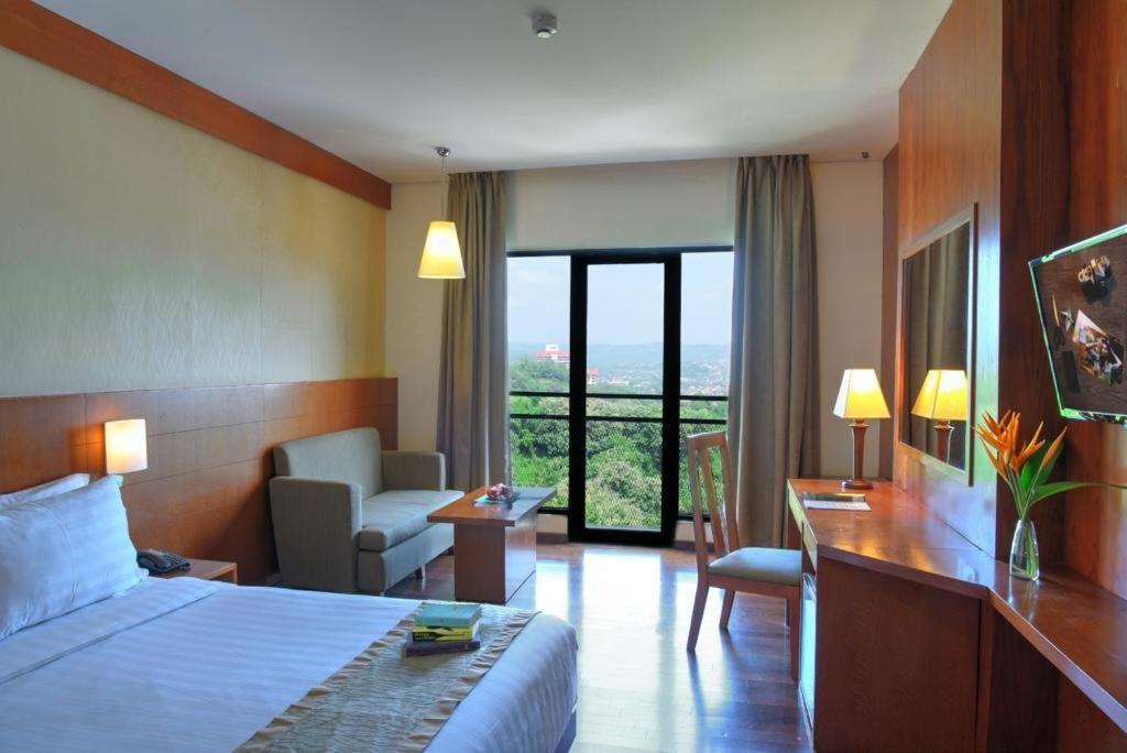 Oak Tree Emerald Hotel & Coventions Semarang Buitenkant foto