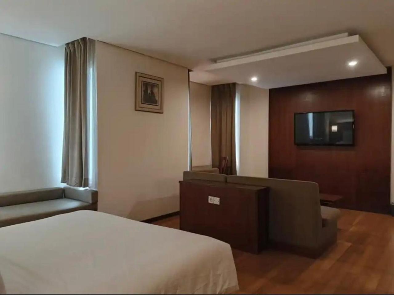 Oak Tree Emerald Hotel & Coventions Semarang Buitenkant foto