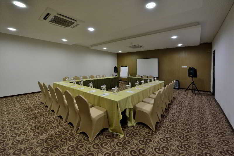Oak Tree Emerald Hotel & Coventions Semarang Buitenkant foto