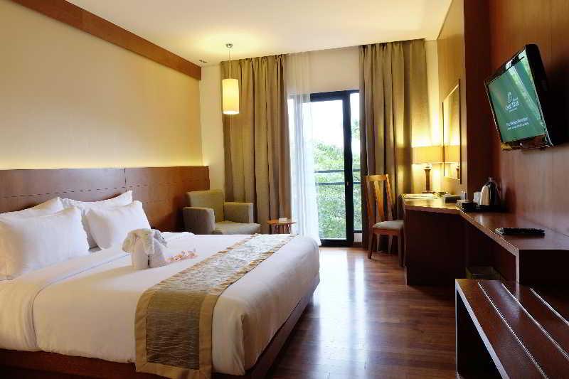 Oak Tree Emerald Hotel & Coventions Semarang Buitenkant foto