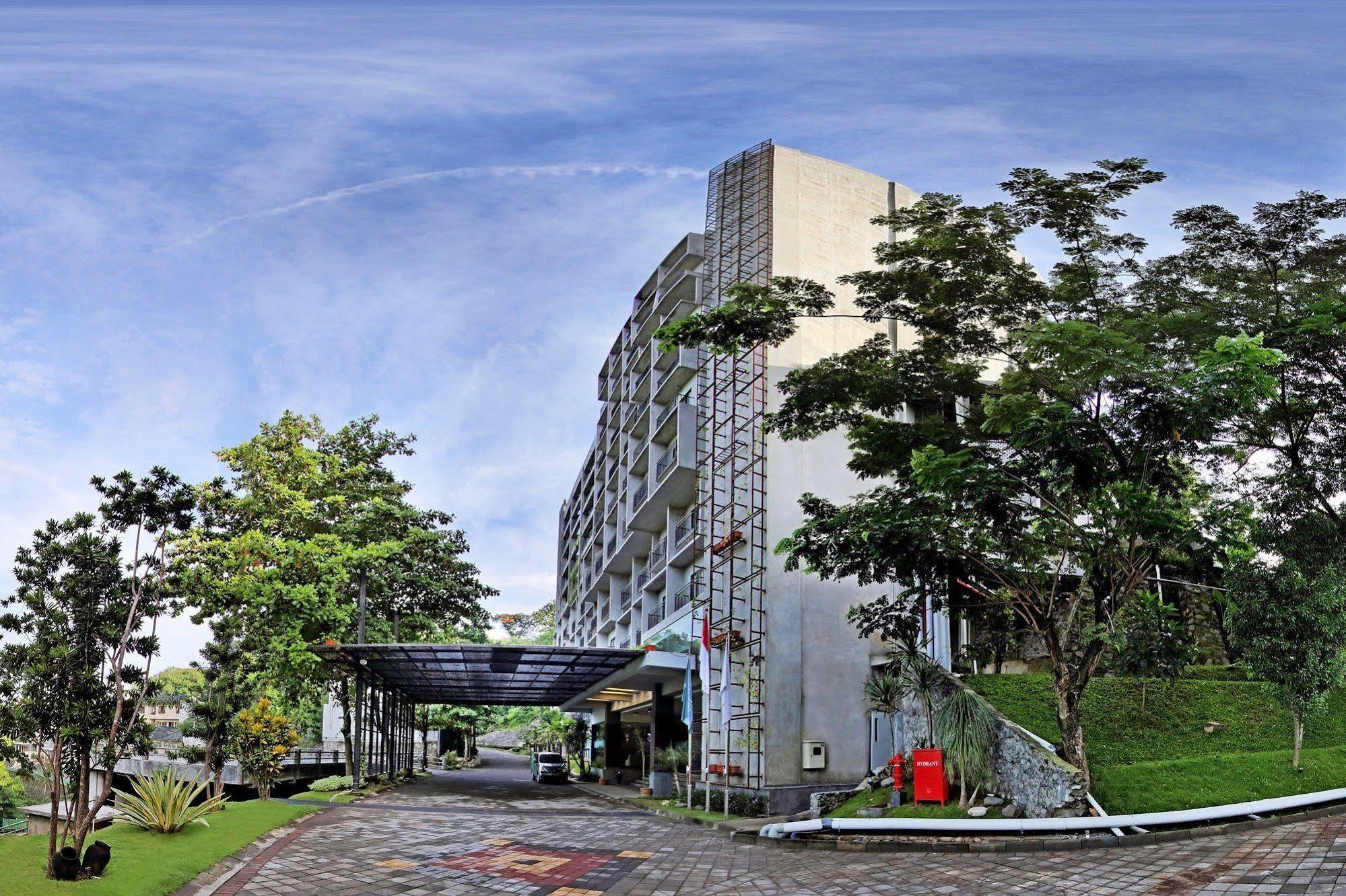Oak Tree Emerald Hotel & Coventions Semarang Buitenkant foto