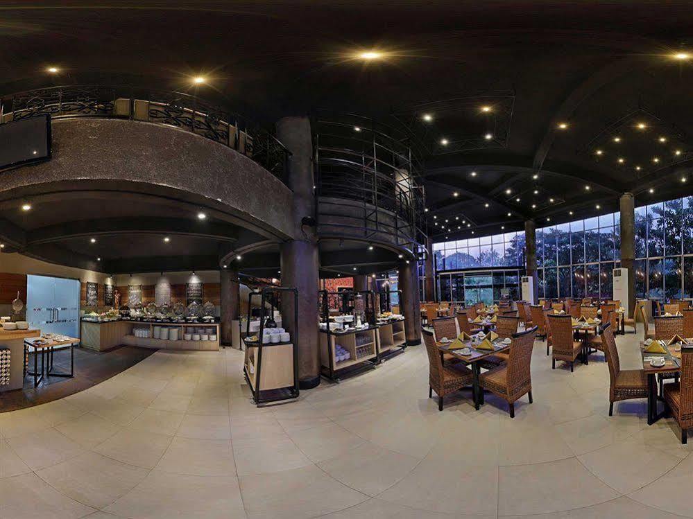 Oak Tree Emerald Hotel & Coventions Semarang Buitenkant foto