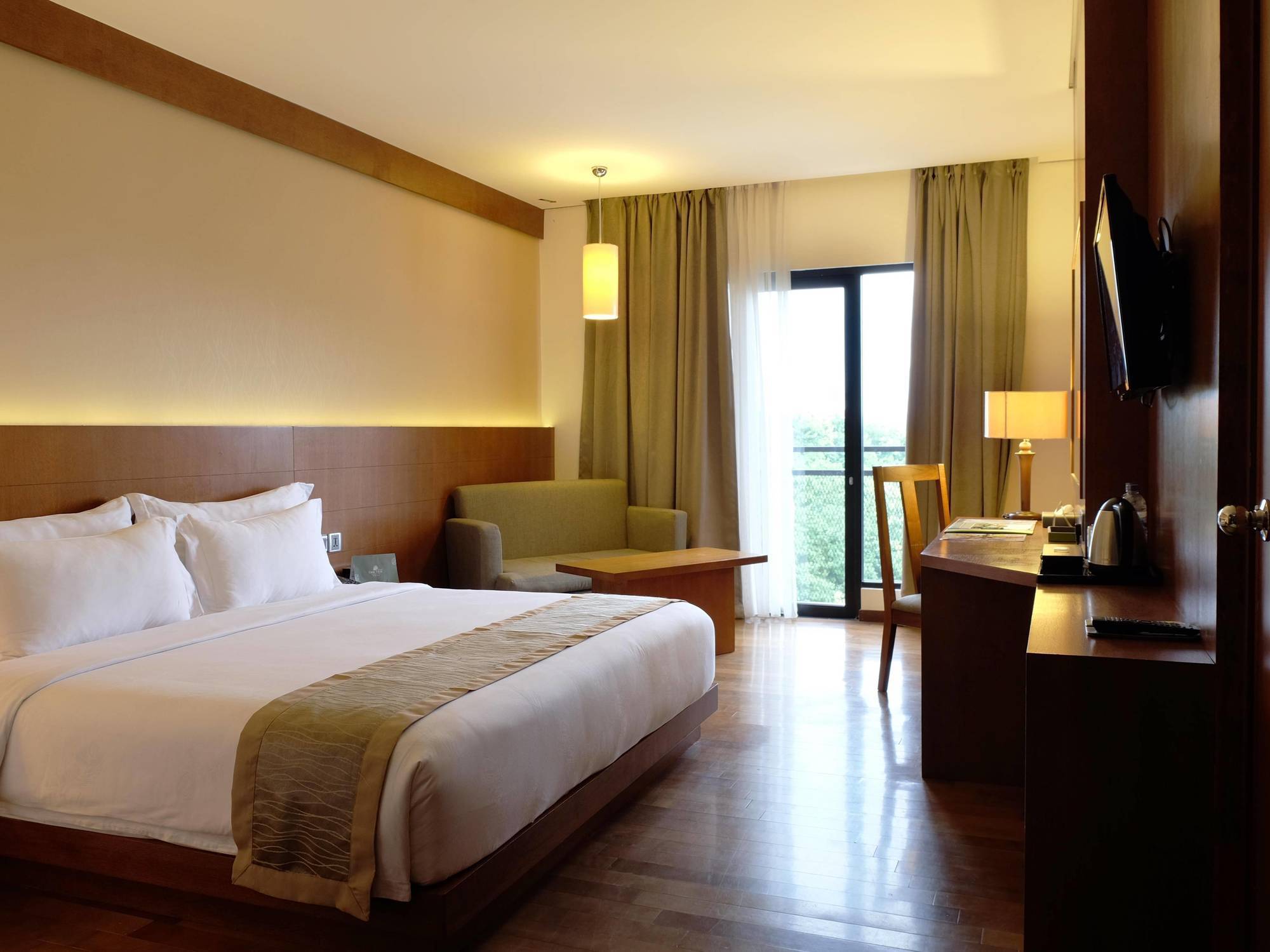 Oak Tree Emerald Hotel & Coventions Semarang Buitenkant foto