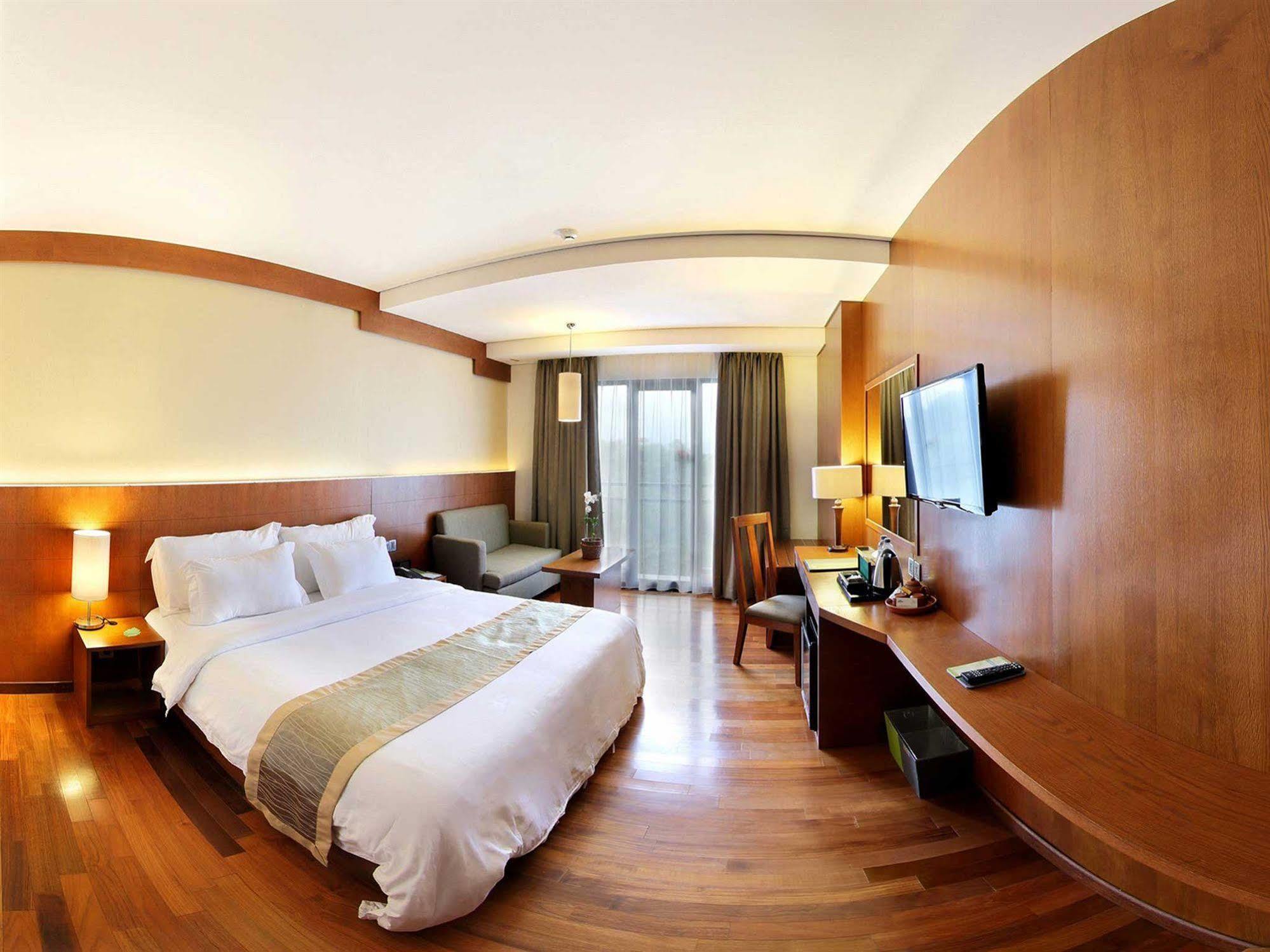 Oak Tree Emerald Hotel & Coventions Semarang Buitenkant foto