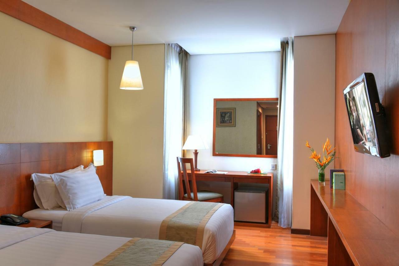 Oak Tree Emerald Hotel & Coventions Semarang Buitenkant foto