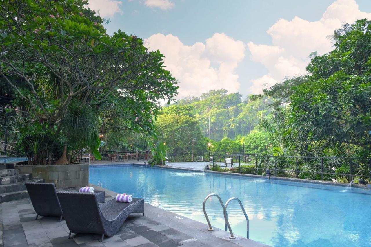 Oak Tree Emerald Hotel & Coventions Semarang Buitenkant foto