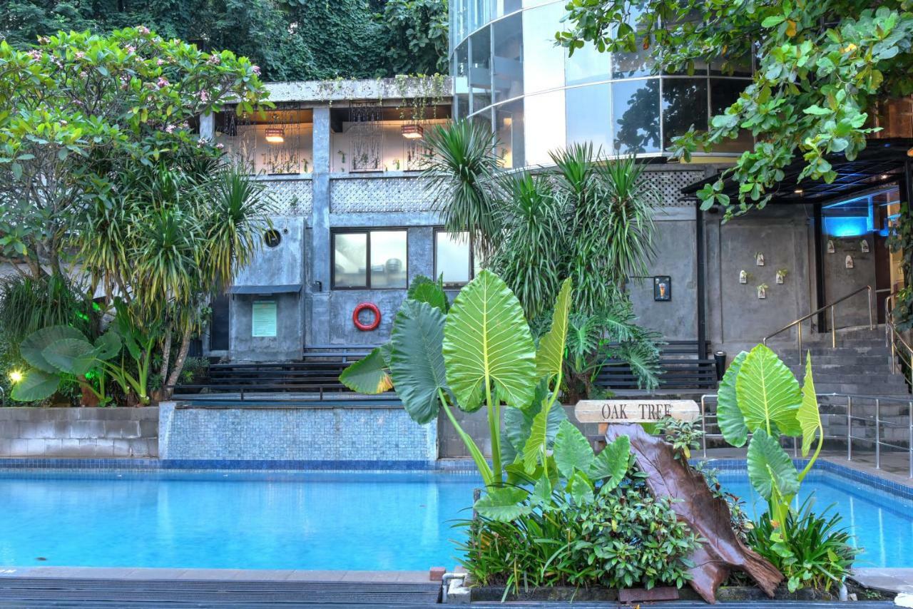 Oak Tree Emerald Hotel & Coventions Semarang Buitenkant foto