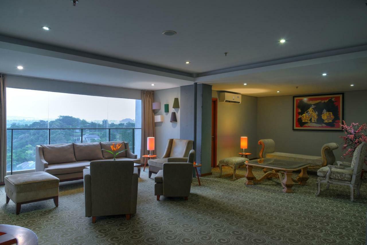 Oak Tree Emerald Hotel & Coventions Semarang Buitenkant foto