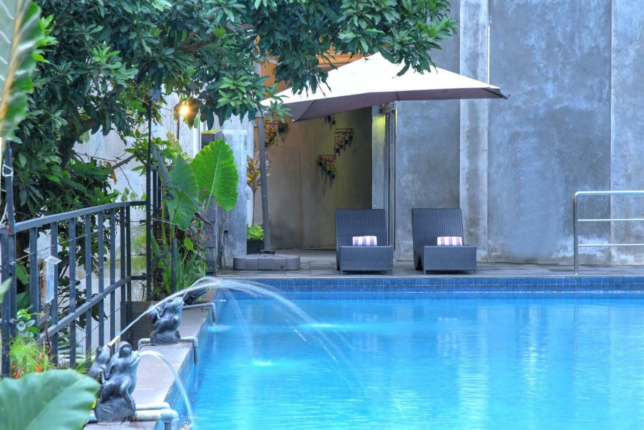 Oak Tree Emerald Hotel & Coventions Semarang Buitenkant foto