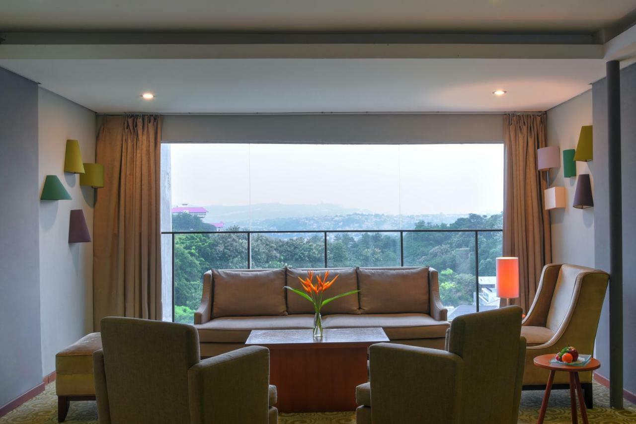 Oak Tree Emerald Hotel & Coventions Semarang Buitenkant foto