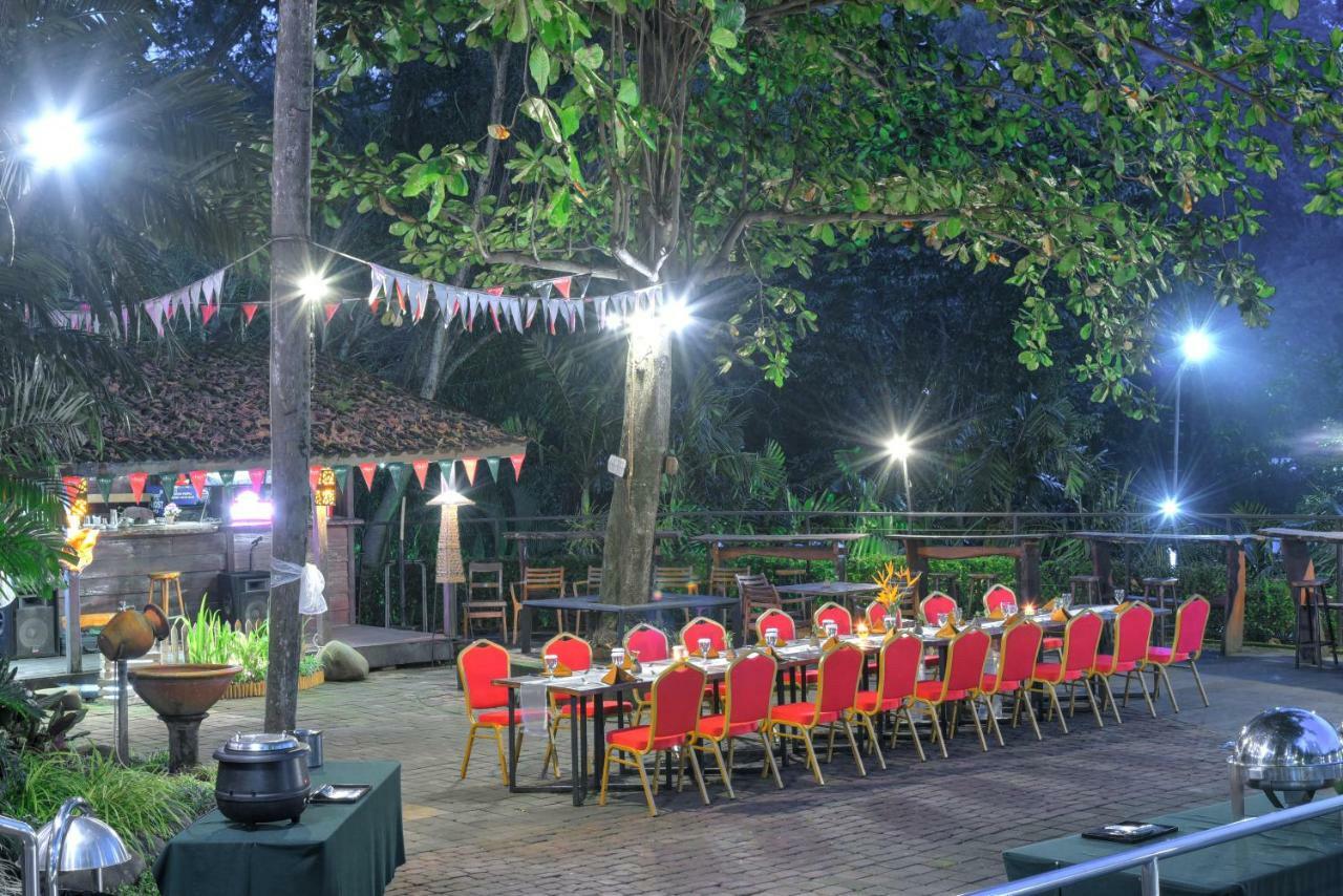Oak Tree Emerald Hotel & Coventions Semarang Buitenkant foto